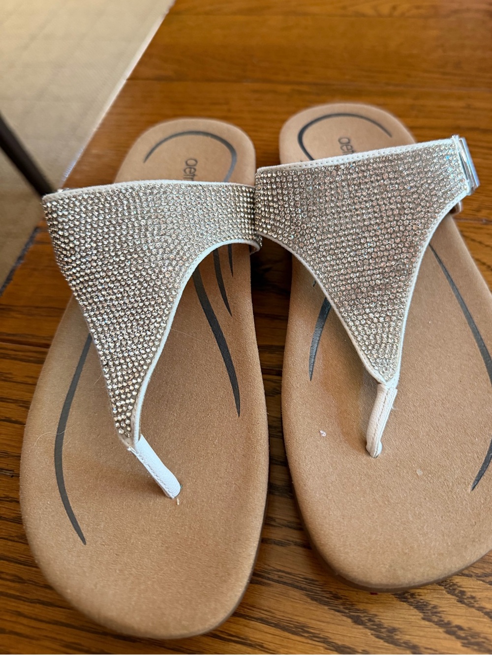 Aertrex Sparkling white Rhinestone Thong Sandals for Women. Size 8.5
